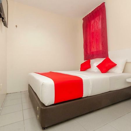 Oyo 1010 Skudai Hotel Exterior photo